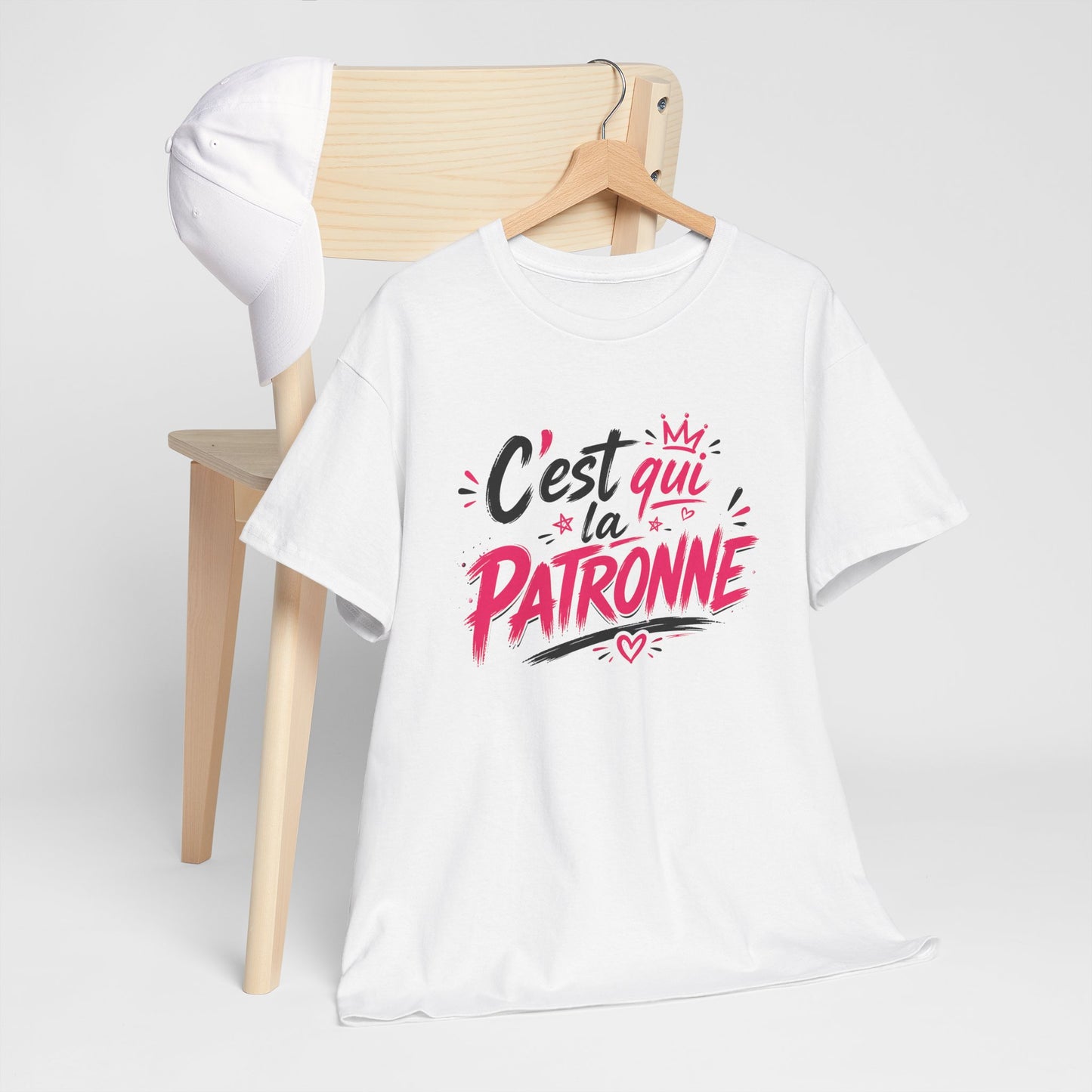 T-Shirt Femme Humour Patronne – C’est Qui La Patronne – Tee Shirt Girl Boss Rose – Cadeau Femme Drôle