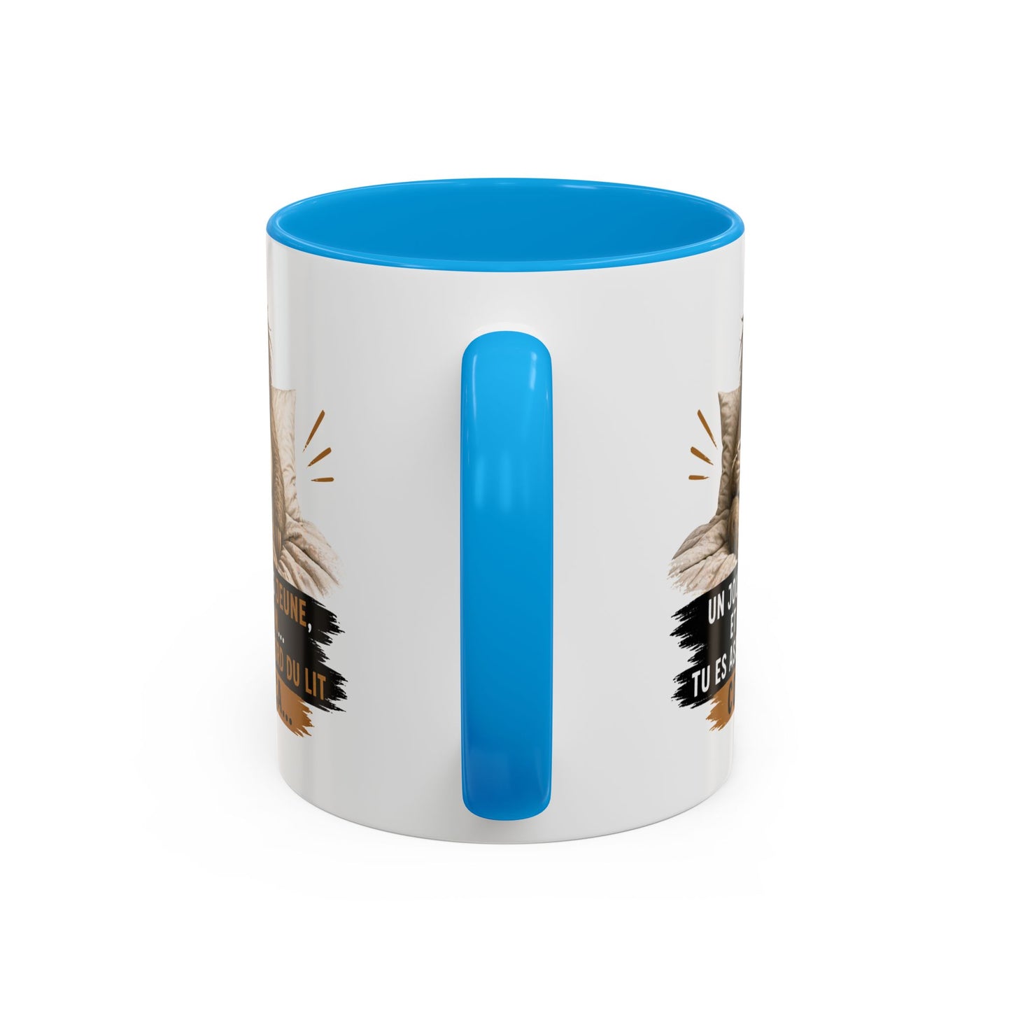 Mug Humour Paresseux Fatigué – Un Jour Tu Es Jeune Et Un Matin Tu Es Assis Au Bord Du Lit Comme Ça – Tasse Café Drôle – Cadeau Humour Adulte – Céramique 325ml Noir Bleu Rouge
