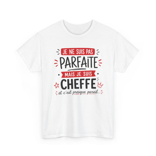 Tee-Shirt Humour Cheffe Femme – Je Ne Suis Pas Parfaite Mais Je Suis Cheffe Et C’est Presque Pareil – Cadeau Patronne Manager Responsable Adulte