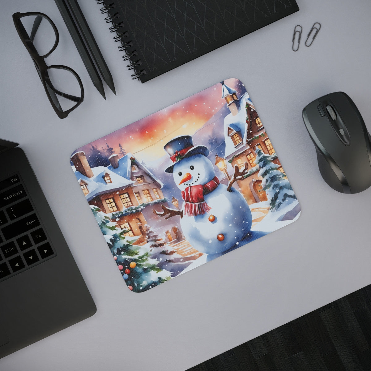Tapis de Souris Bonhomme de Neige  Scène de Village de Noël Enneigé, Illustration Hivernale Féérique