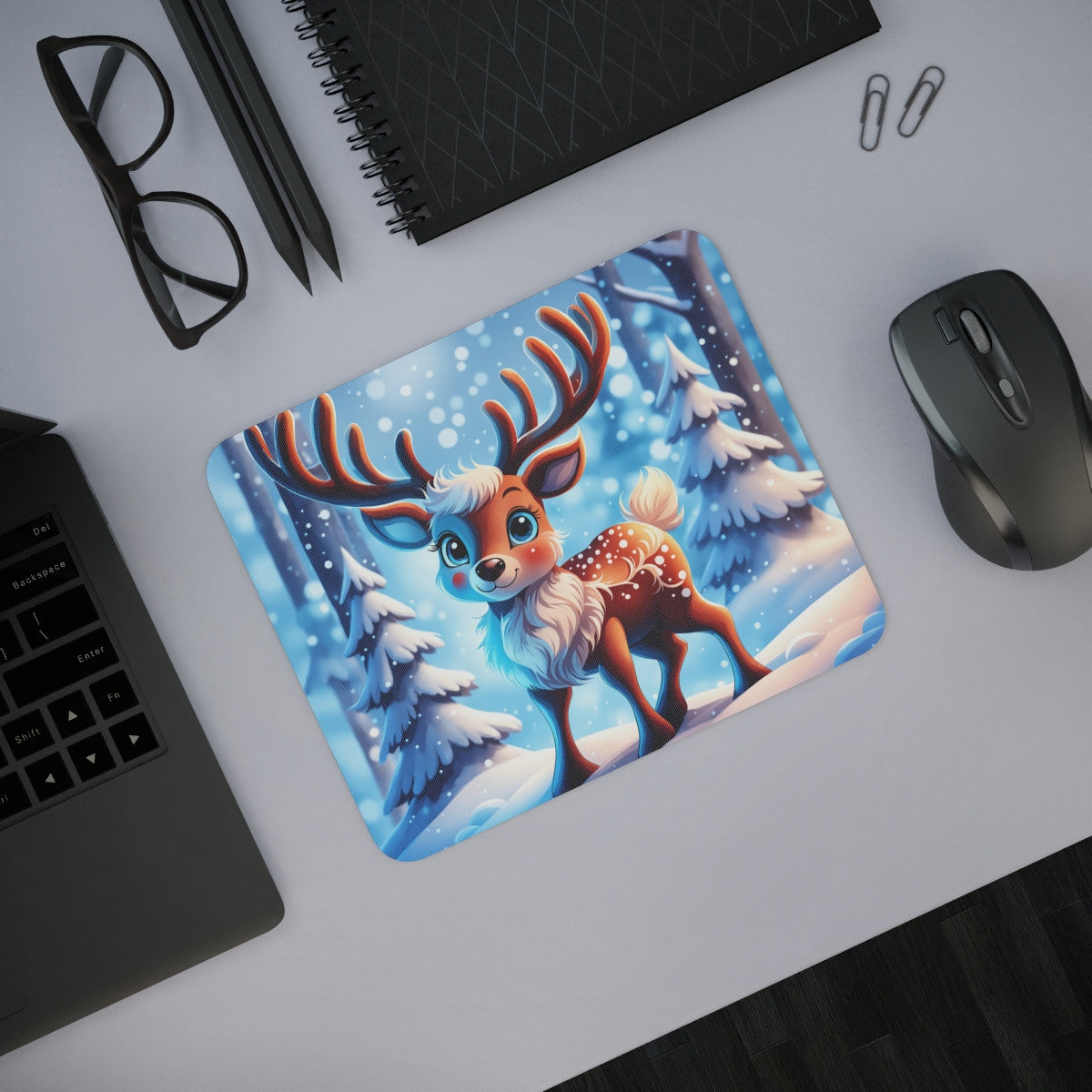 Tapis de Souris Renne de Noël Mignon Faon aux Grands Yeux dans une Forêt Enneigée
