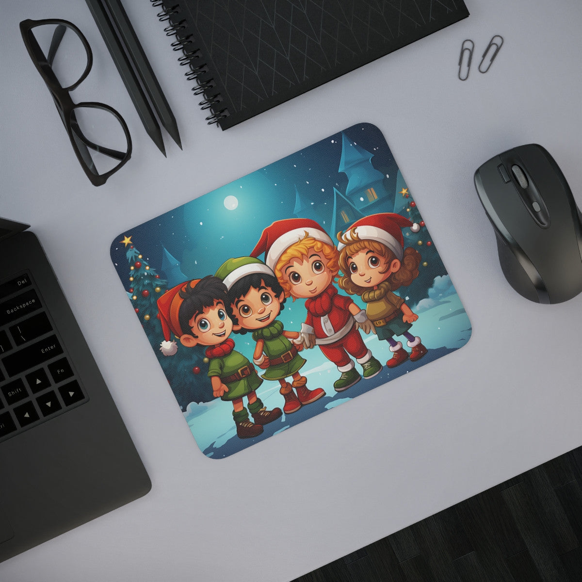 Tapis de Souris Noël Enfants Scène Festive avec Lutins et Père Noël Illustration Hivernale Mignonne