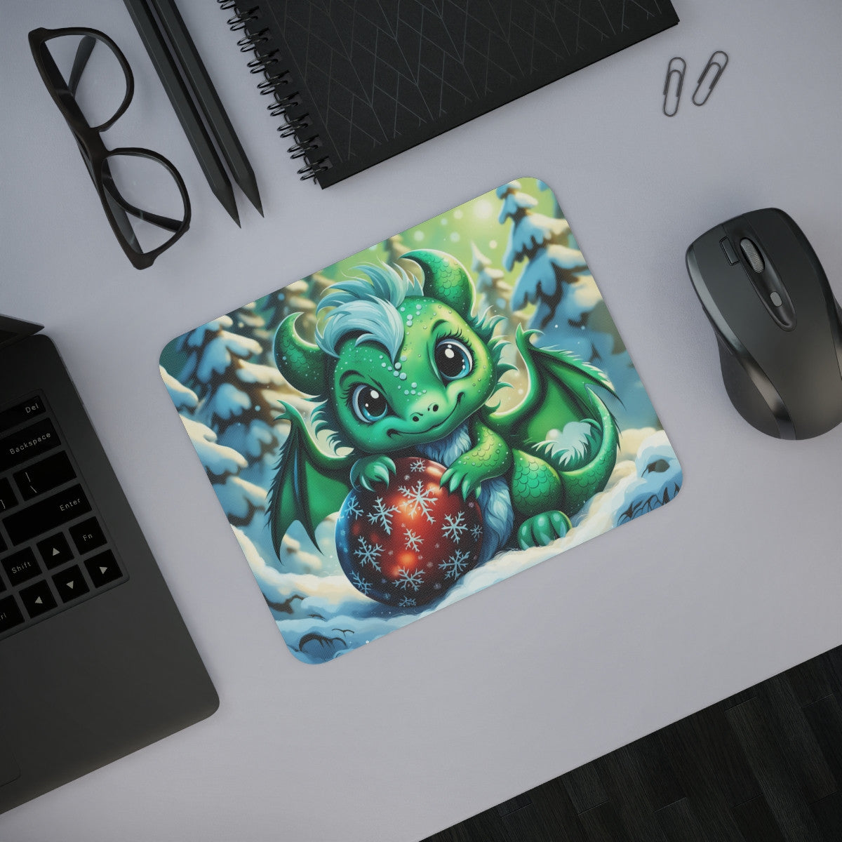 Tapis de Souris Bébé Dragon Hiver Petit Dragon Vert avec Boule de Noël Rouge Idée cadeau