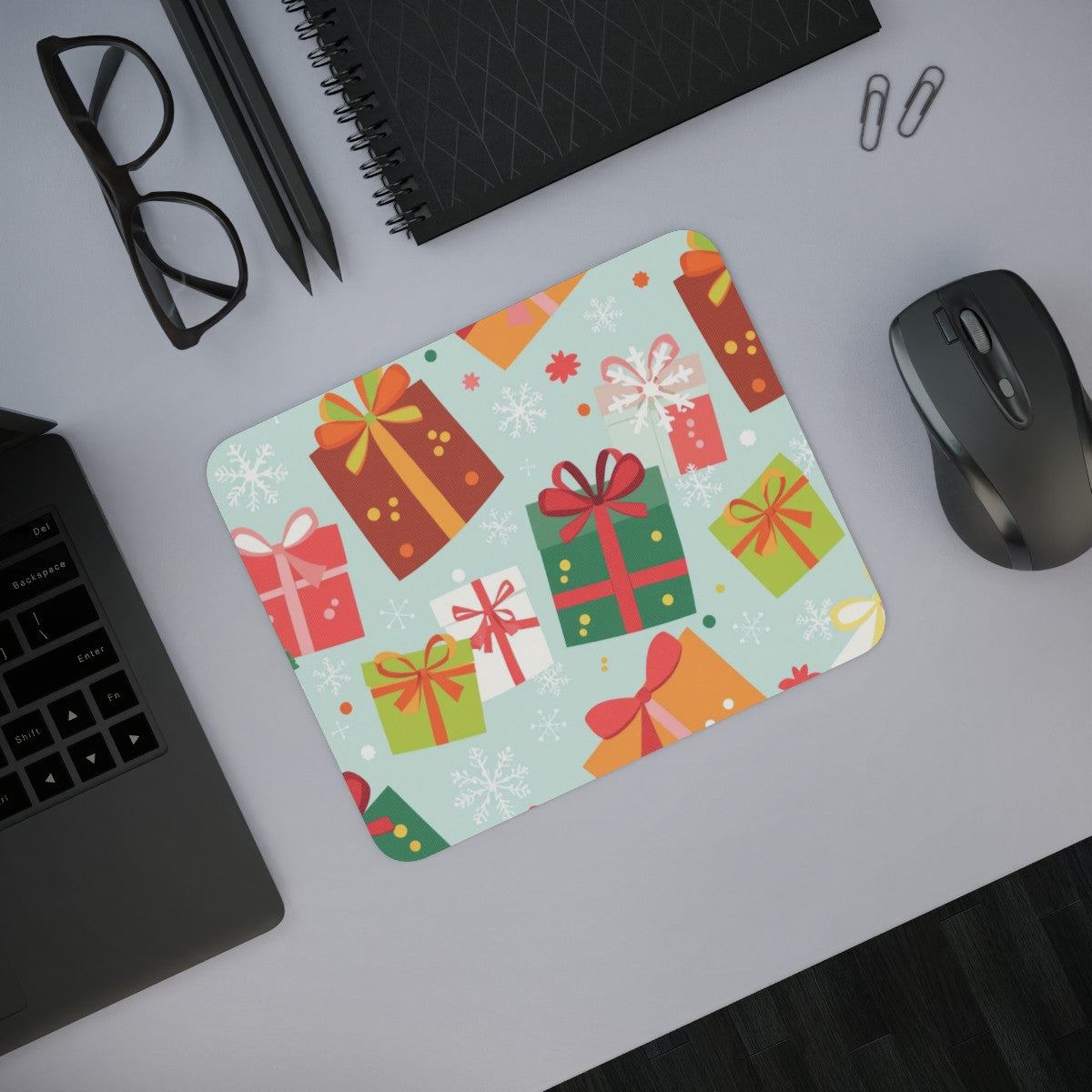 Tapis de Souris Noël Motif Cadeaux Colorés – Illustration Festive Hivernale avec Paquets Cadeaux, Flocons de Neige