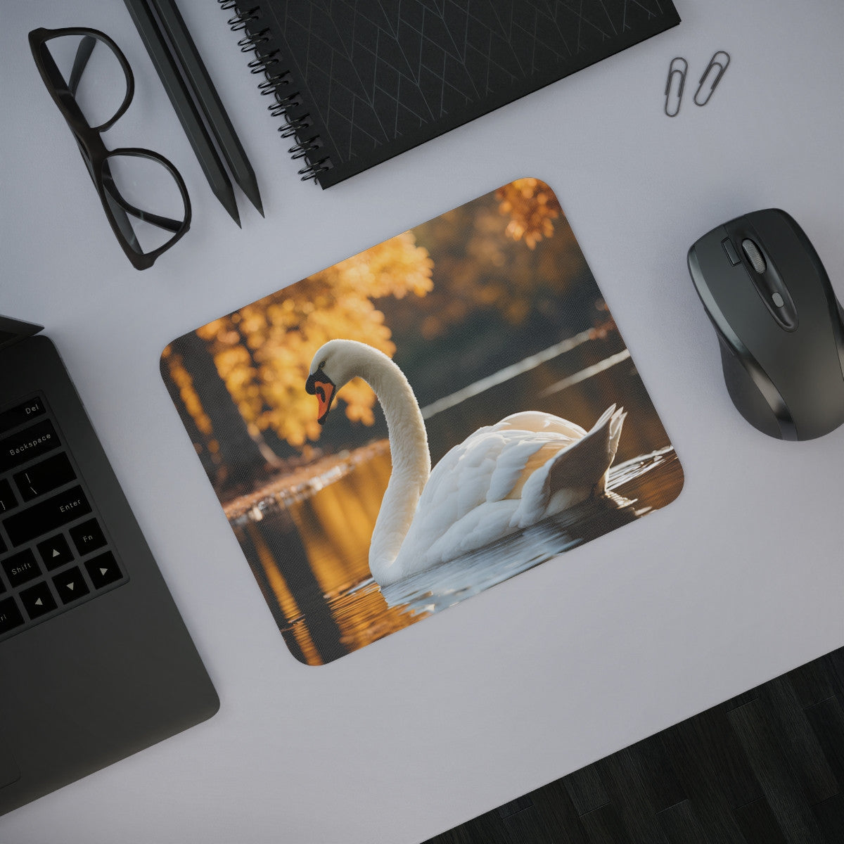 Tapis de Souris Cygne Élégant sur Étang d’Automne  Scène Nature Apaisante avec Reflets & Feuilles Dorées