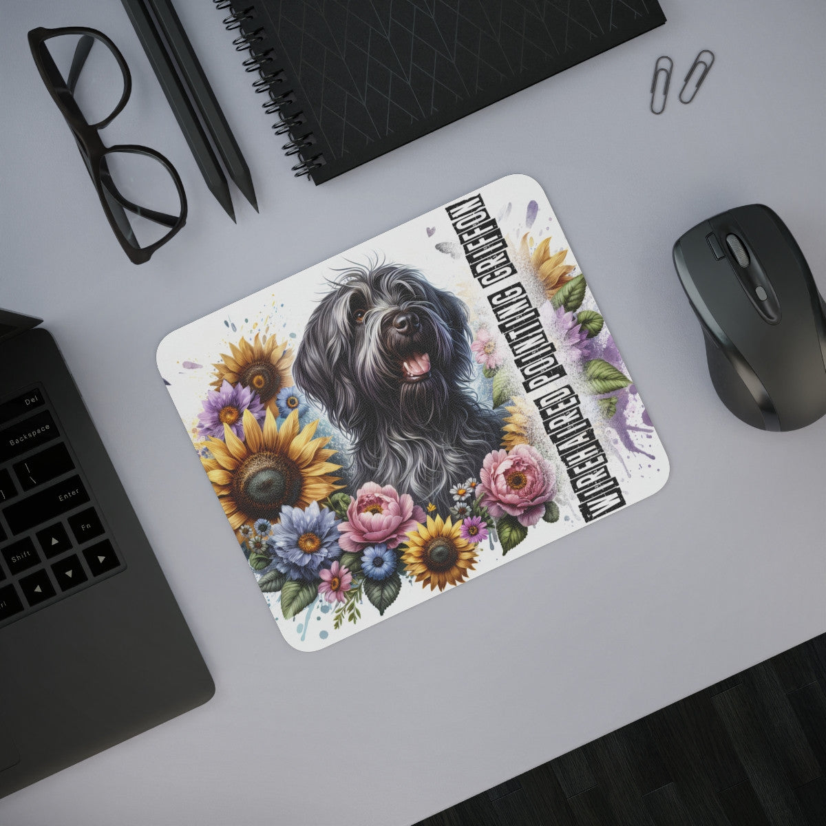 Tapis de Souris Griffon à Poil Dur Artistique  Wirehaired Pointing Griffon dans un Champ Fleuri