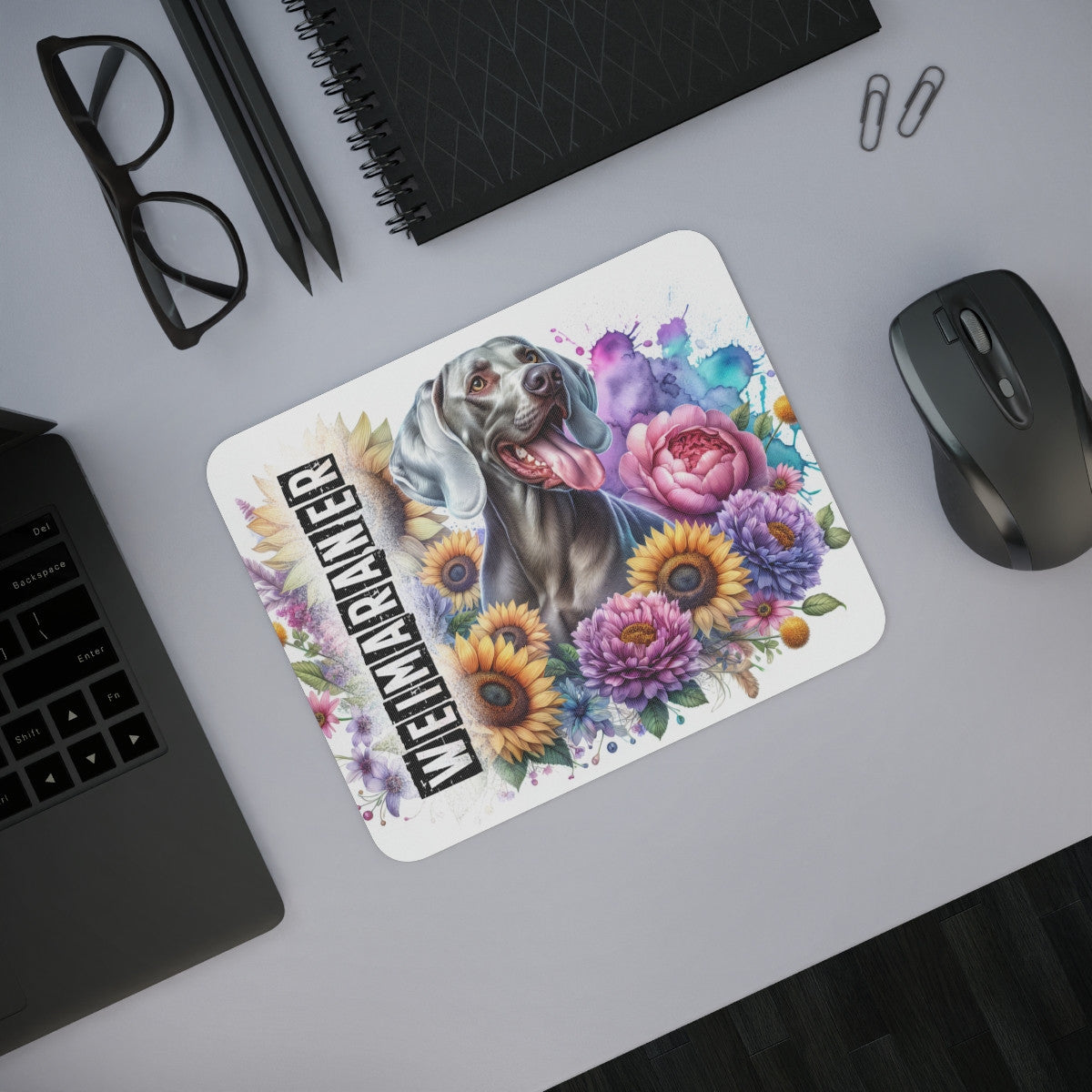 Tapis de Souris Weimaraner Artistique Chien Gris au Milieu de Fleurs Colorées et Fond Aquarelle