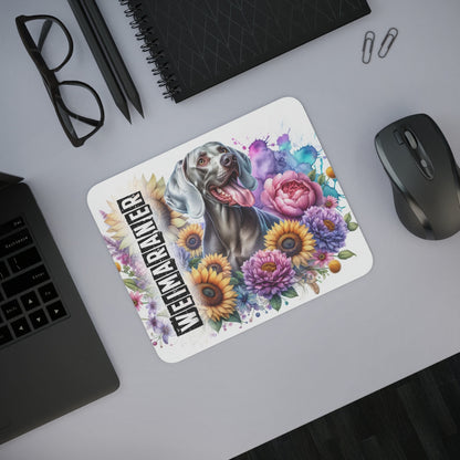 Tapis de Souris Weimaraner Artistique Chien Gris au Milieu de Fleurs Colorées et Fond Aquarelle