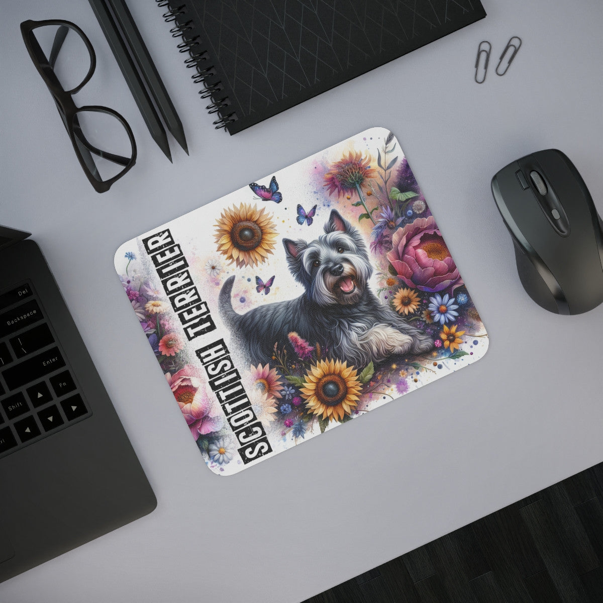 Tapis de Souris Scottish Terrier Artistique  Petit Chien Noir dans un Champ de Fleurs Colorées avec Papillons