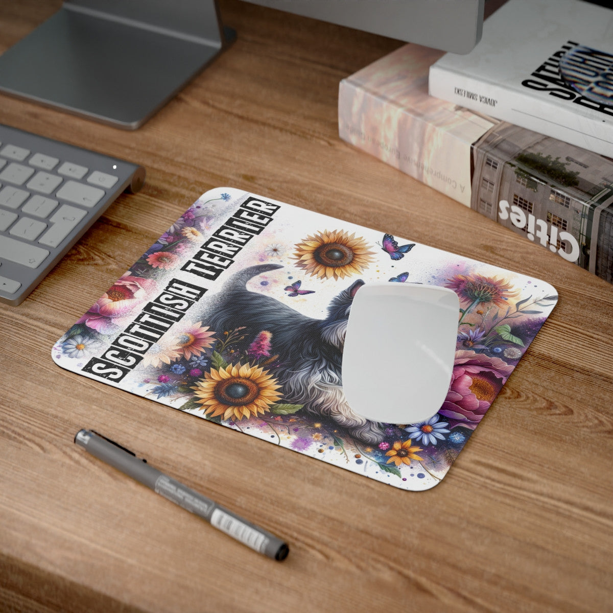 Tapis de Souris Scottish Terrier Artistique  Petit Chien Noir dans un Champ de Fleurs Colorées avec Papillons