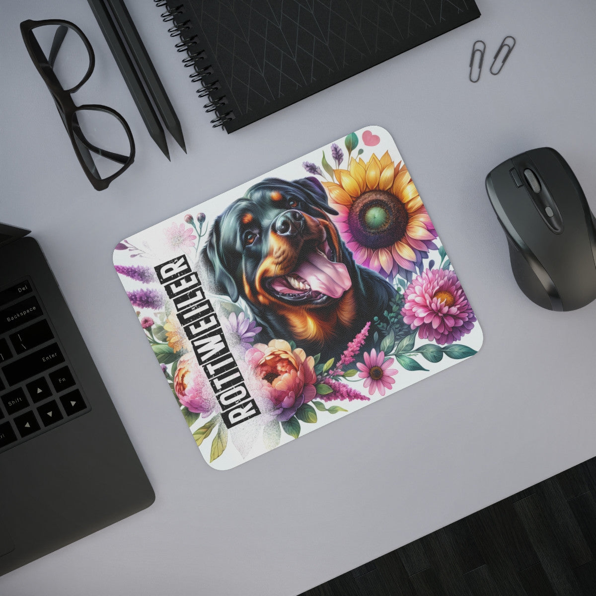 Tapis de Souris Rottweiler Artistique avec Fleurs Chien Noir & Feu Joyeux Illustré sur Fond Floral Coloré