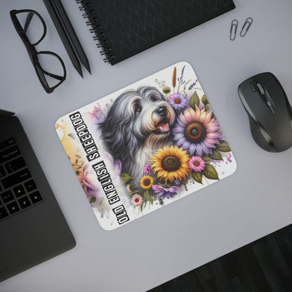 Tapis de Souris Old English Sheepdog Illustré avec Fleurs  Chien Anglais Doux et Poilu dans Décor Pastoral