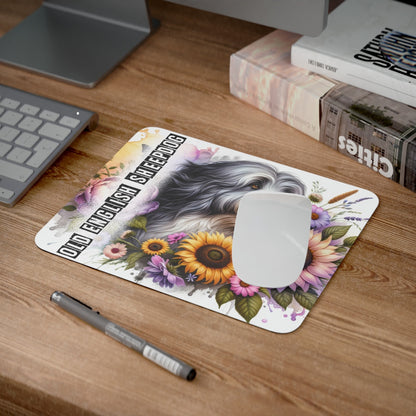 Tapis de Souris Old English Sheepdog Illustré avec Fleurs  Chien Anglais Doux et Poilu dans Décor Pastoral