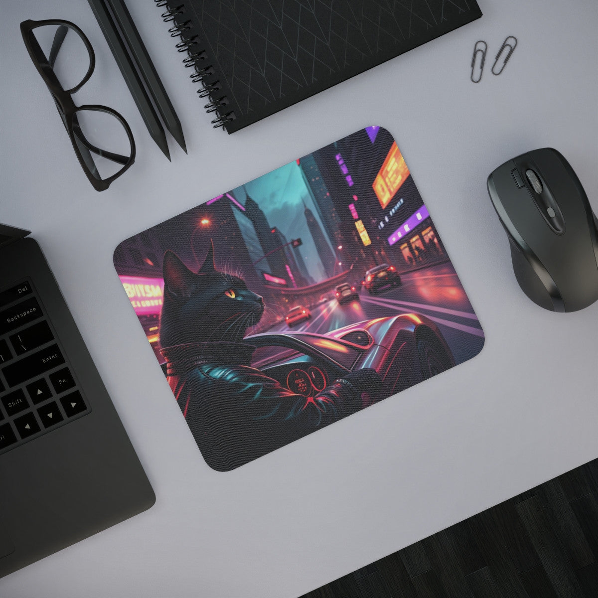 Tapis de Souris Chat Noir Cyberpunk – Chat Cool en Blouson de Cuir au Volant, Ambiance Néon Ville Futuriste