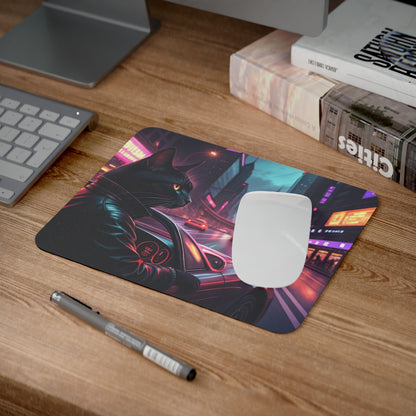 Tapis de Souris Chat Noir Cyberpunk – Chat Cool en Blouson de Cuir au Volant, Ambiance Néon Ville Futuriste