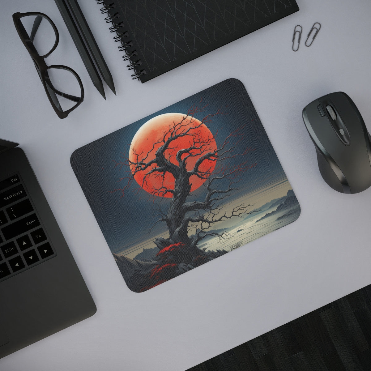 Tapis de Souris Lune Rouge et Arbre Tordu Illustration Nocturne Fantastique  Ambiance Sombre