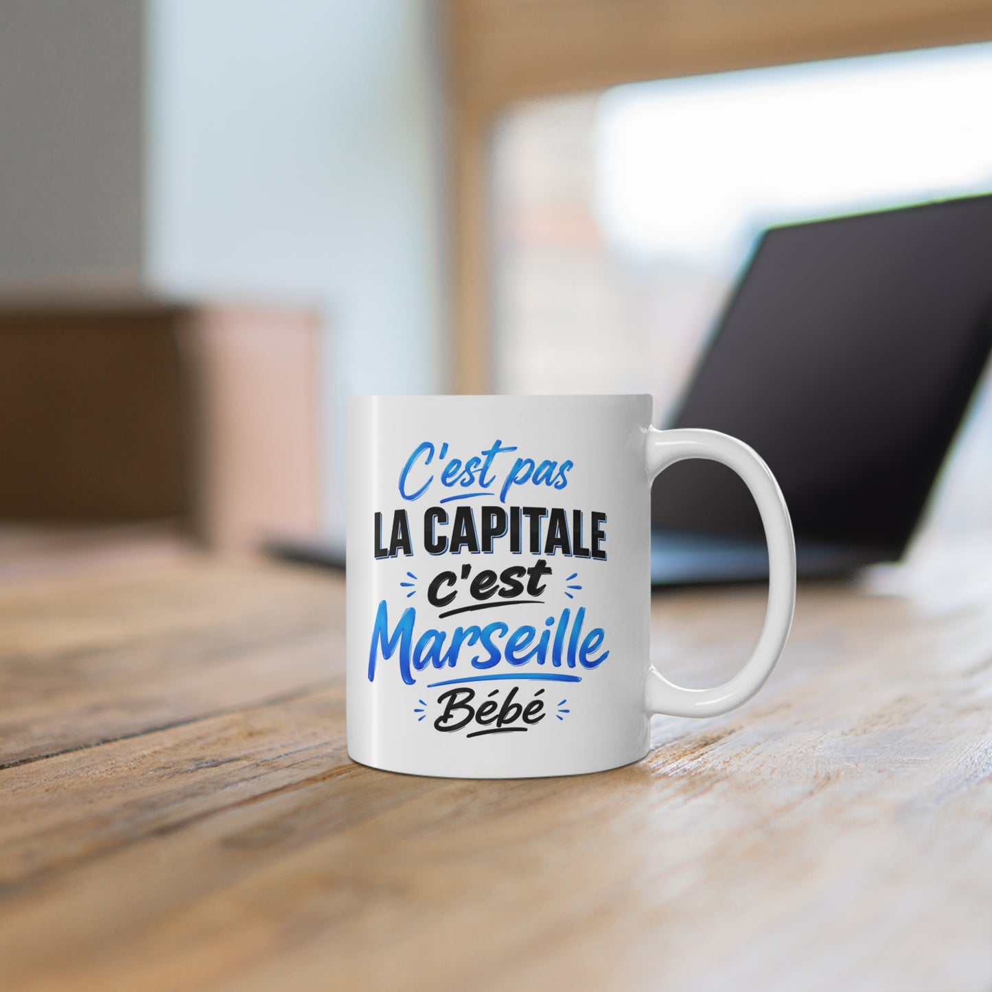 Tasse C’est Pas La Capitale C’est Marseille Bébé – Mug Humour Marseille – Cadeau Original Citation Française 325ml