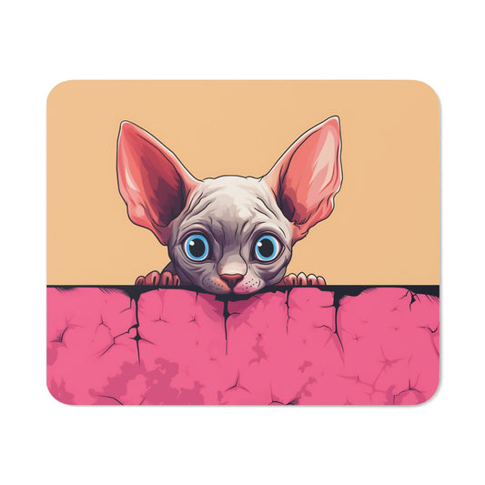 Tapis de Souris Chat Sphynx Mignon – Chaton Sans Poils au Regard Curieux sur Canapé Rose – Accessoire Bureau Kawaii & Original