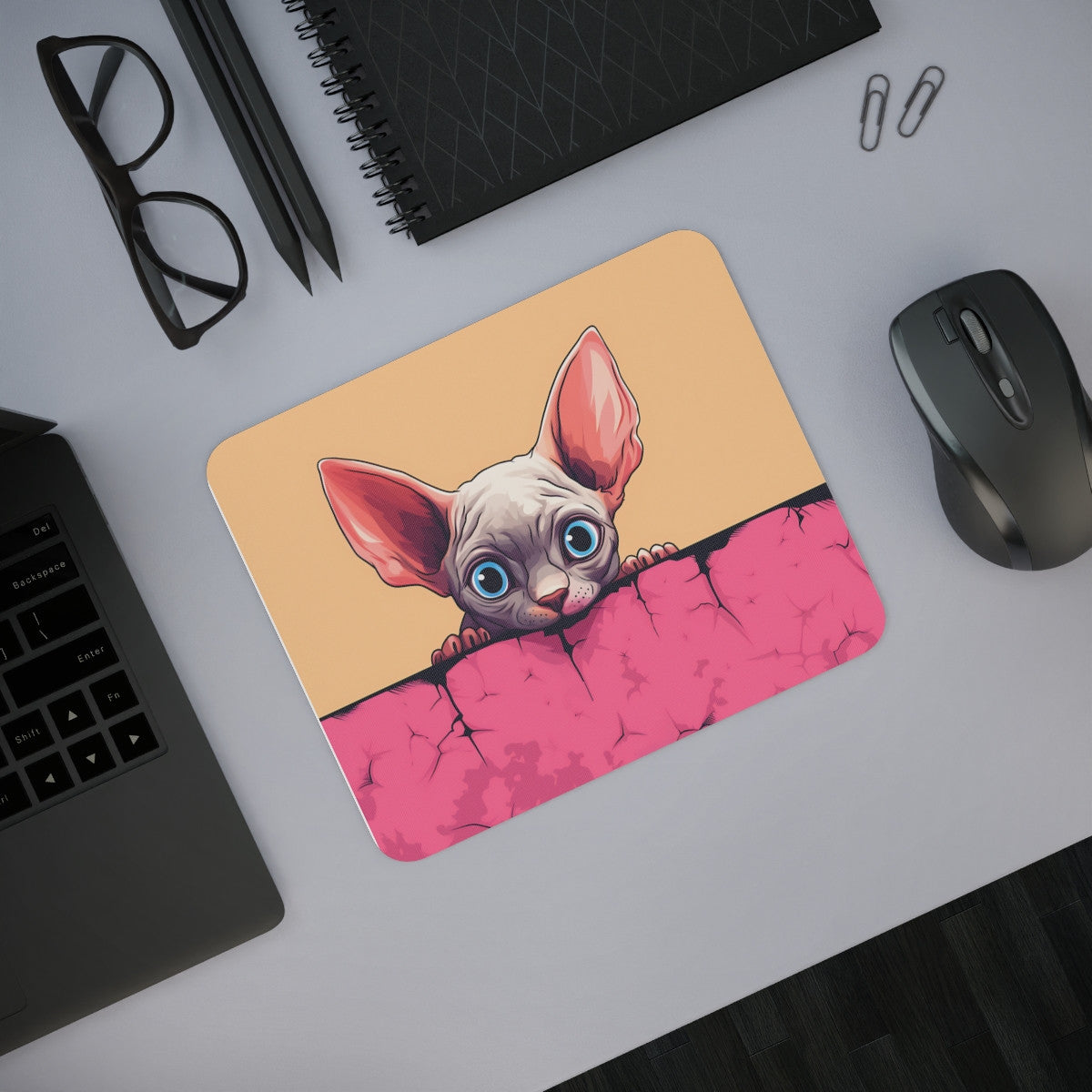 Tapis de Souris Chat Sphynx Mignon – Chaton Sans Poils au Regard Curieux sur Canapé Rose – Accessoire Bureau Kawaii & Original