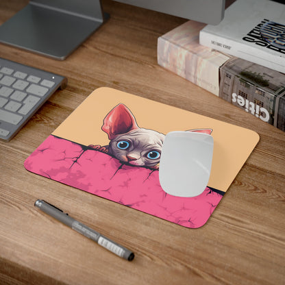 Tapis de Souris Chat Sphynx Mignon – Chaton Sans Poils au Regard Curieux sur Canapé Rose – Accessoire Bureau Kawaii & Original