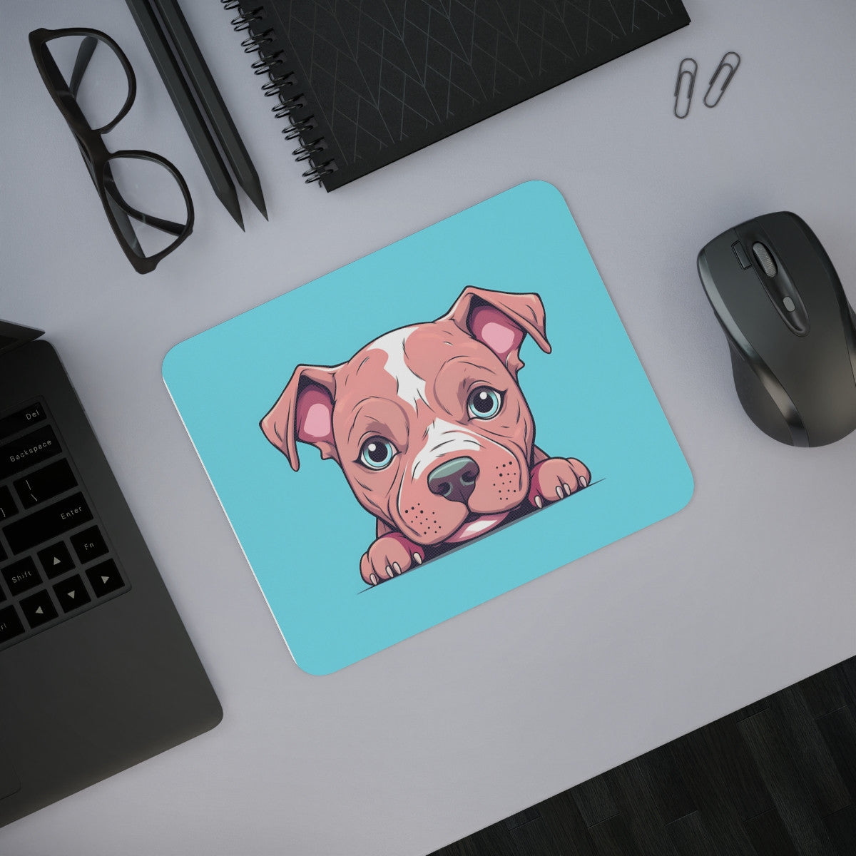 Tapis de Souris Chiot Mignon Bébé Chien Regard Touchant sur Fond Bleu Pastel Accessoire Bureau Kawaii, Gamer ou Cadeau