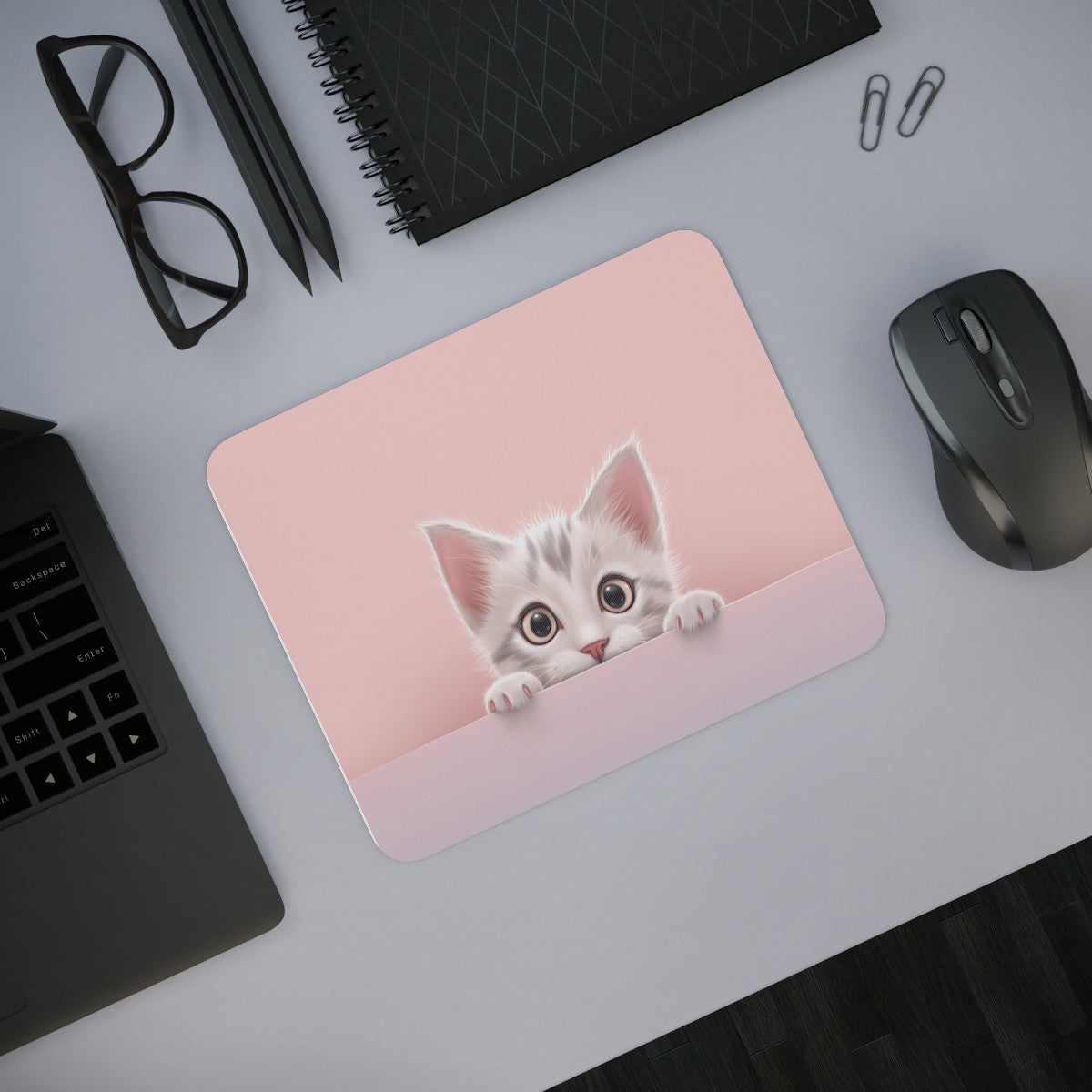 Tapis de Souris Chaton Mignon Yeux Ronds Bébé Chat Adorable sur Fond Rose Pastel