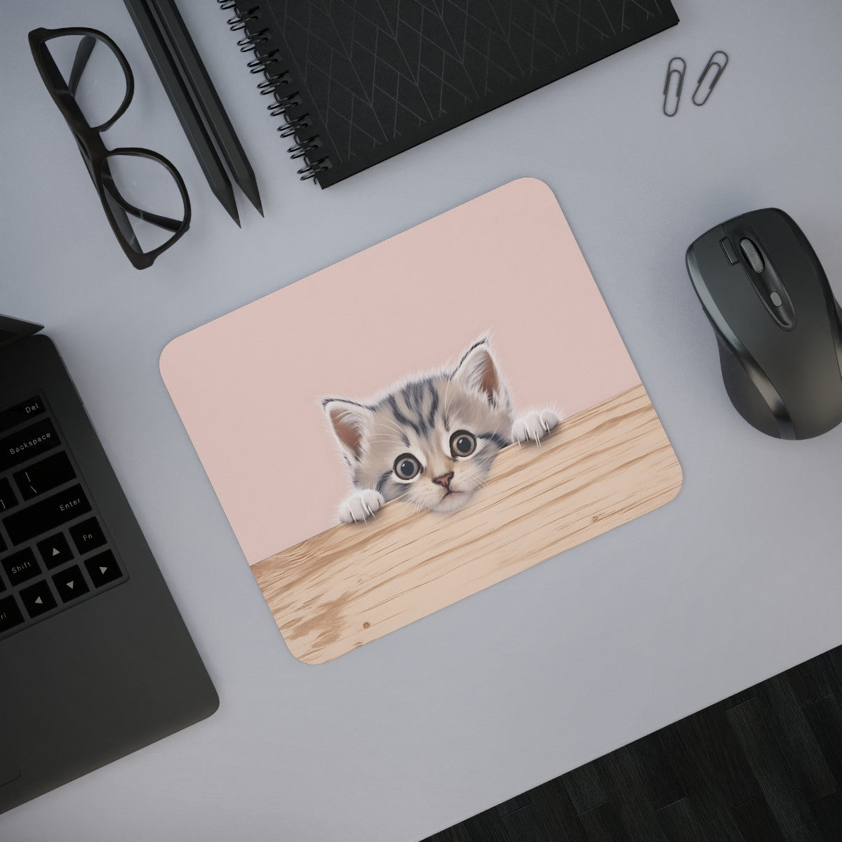 Tapis de Souris Chaton Curieux  Bébé Chat Adorable Espionnant par-dessus une Planche