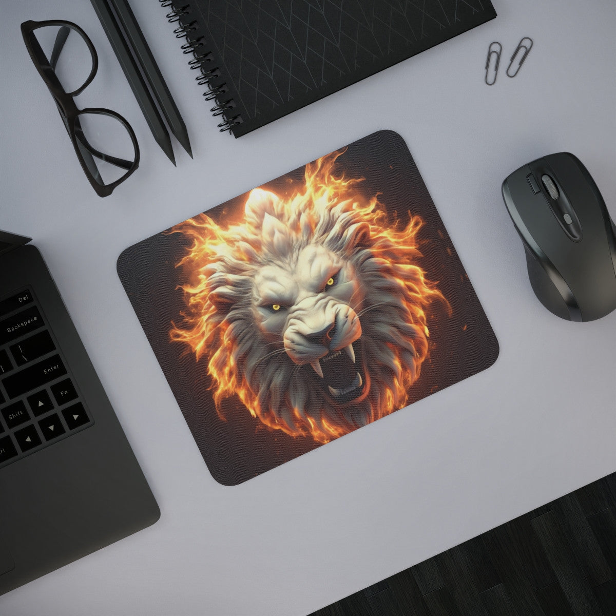 Tapis de Souris Lion en Feu – Illustration Puissante Flamboyante