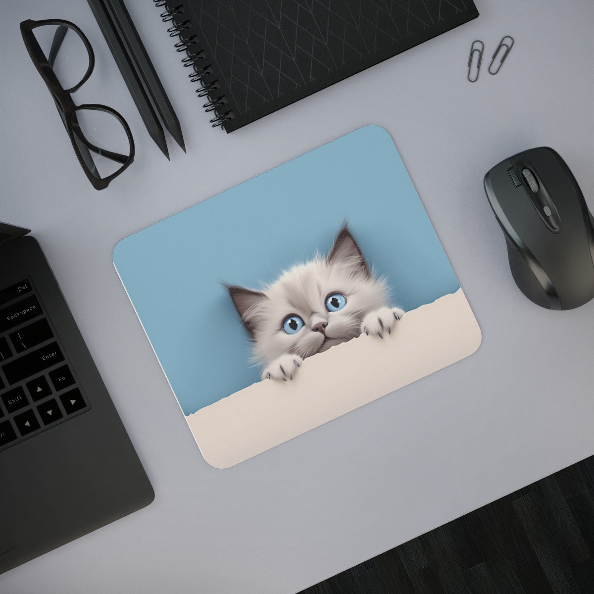 Tapis de Souris Chat Mignon 22x18 cm – Chaton Blanc aux Yeux Bleus sur Fond Bleu
