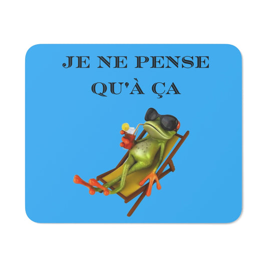 Tapis de souris humour grenouille vacances – "Je ne pense qu’à ça" – Version fond bleu