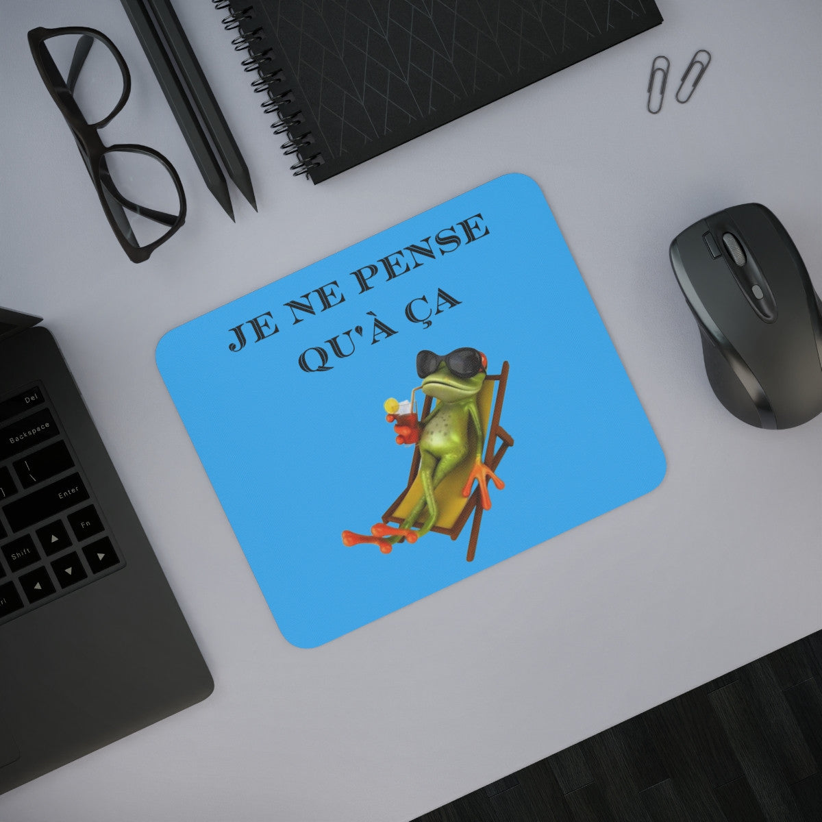 Tapis de souris humour grenouille vacances – "Je ne pense qu’à ça" – Version fond bleu