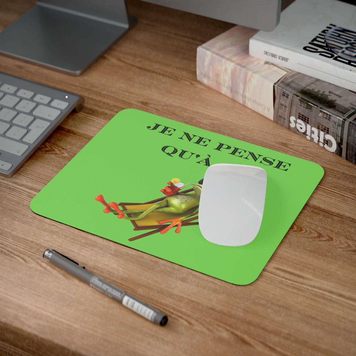 Tapis de souris humoristique grenouille relax – "Je ne pense qu’à ça" – Version fond vert