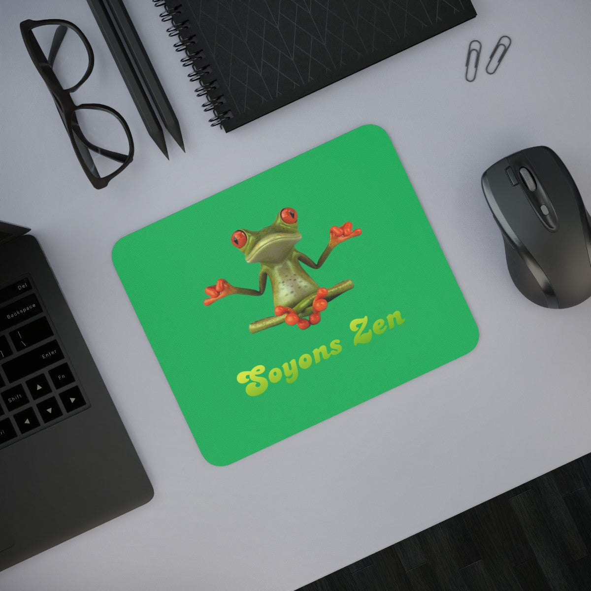 Tapis de souris 22x18 cm – Grenouille Zen sur Fond Vert – « Soyons Zen »
