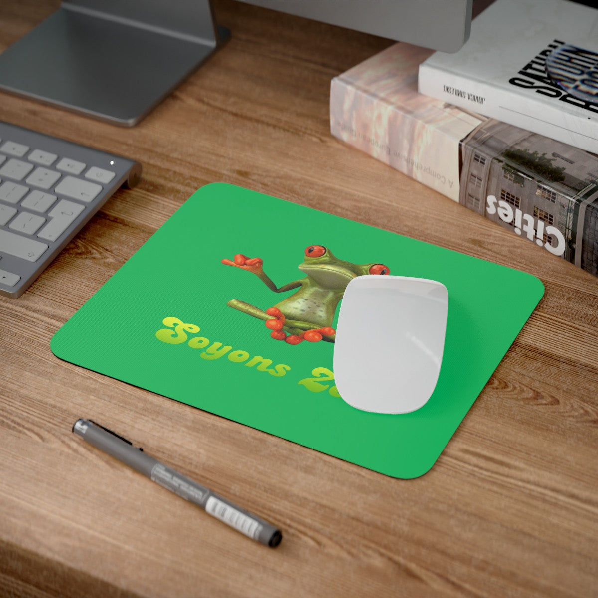 Tapis de souris 22x18 cm – Grenouille Zen sur Fond Vert – « Soyons Zen »
