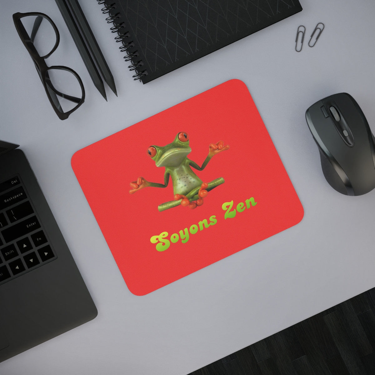 Tapis de souris 22x18 cm – Grenouille Zen sur Fond Rouge – « Soyons Zen » – Design Original