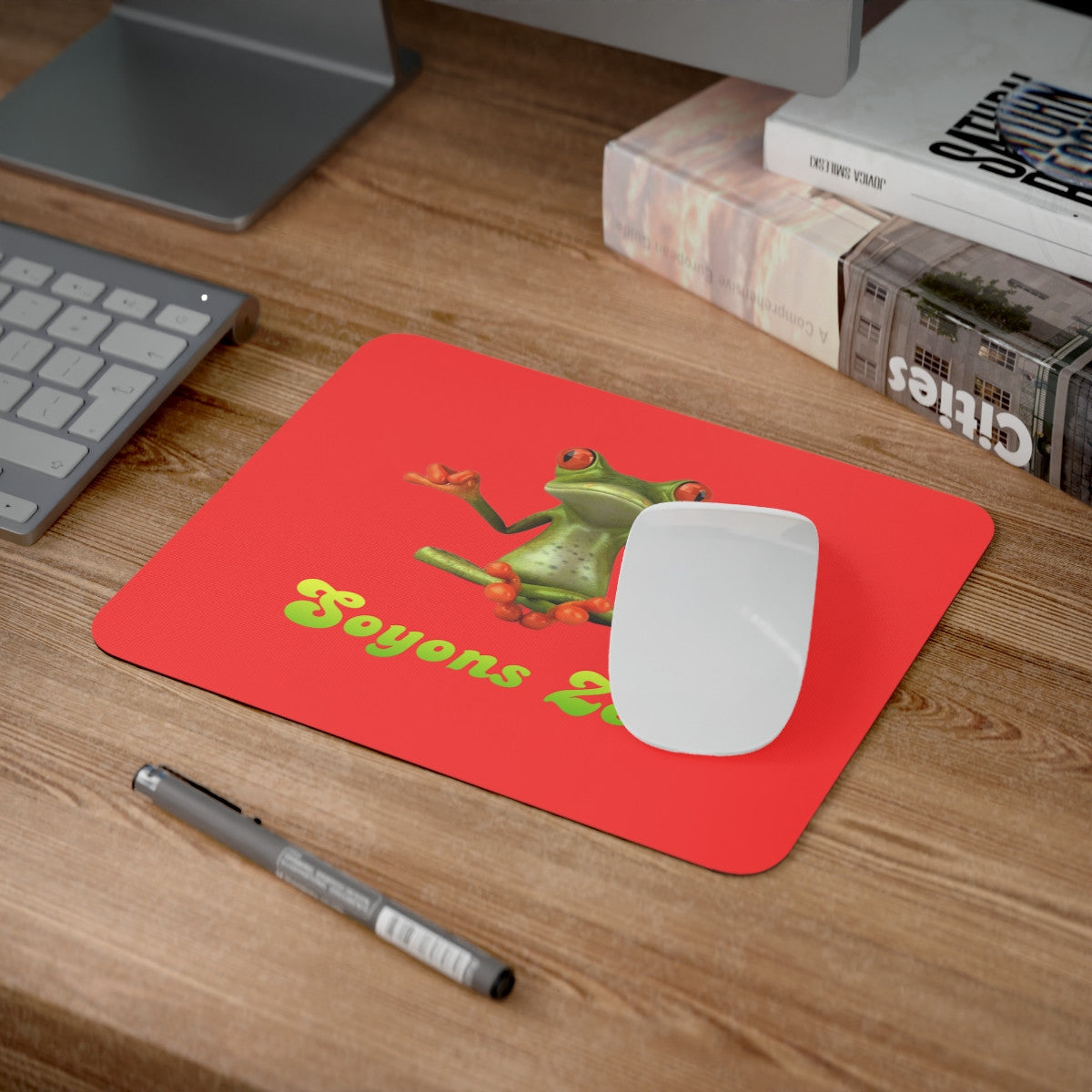 Tapis de souris 22x18 cm – Grenouille Zen sur Fond Rouge – « Soyons Zen » – Design Original