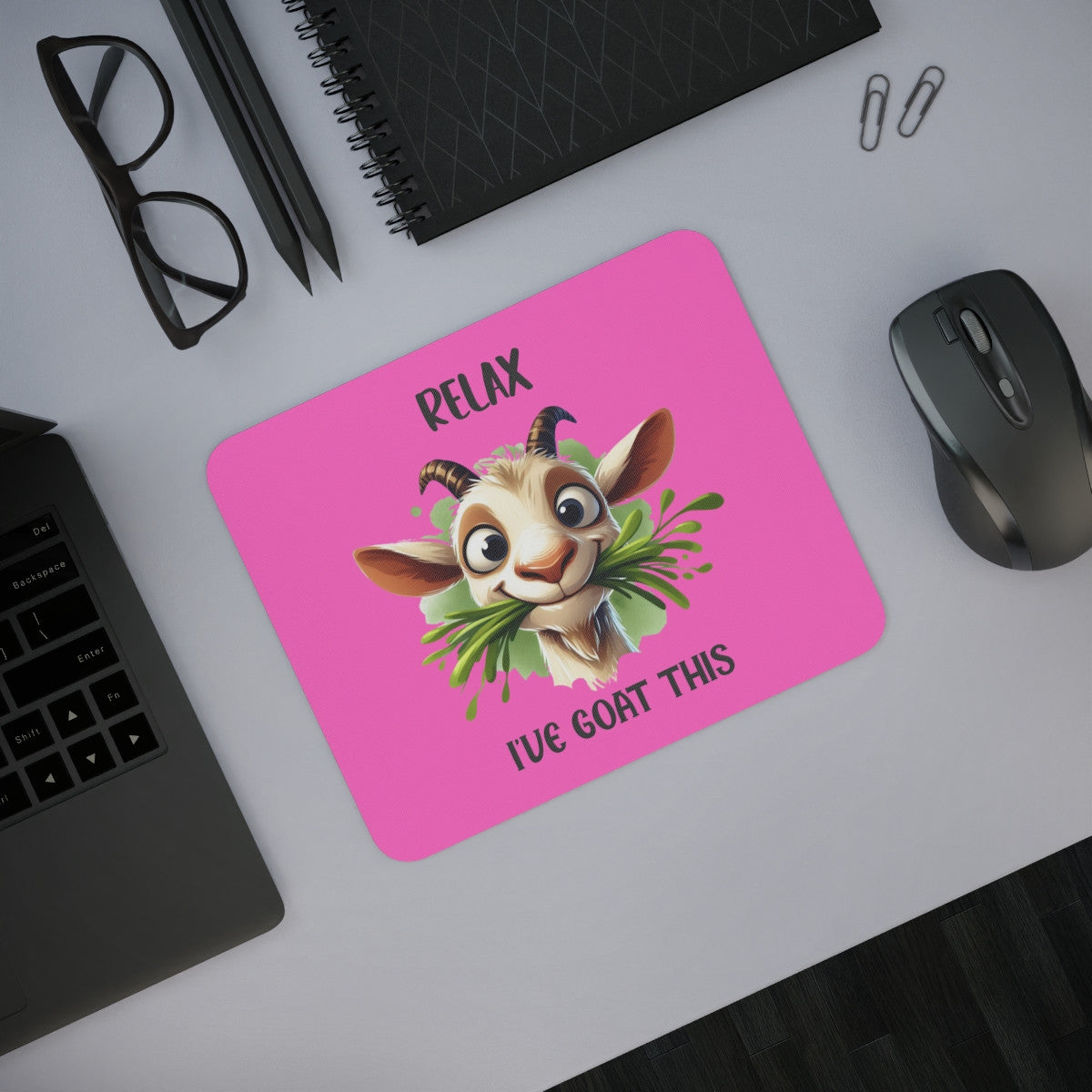 Tapis de souris 22x18 cm – Chèvre Kawaii & Jeu de Mots « Relax, I've Goat This » – Fond Rose