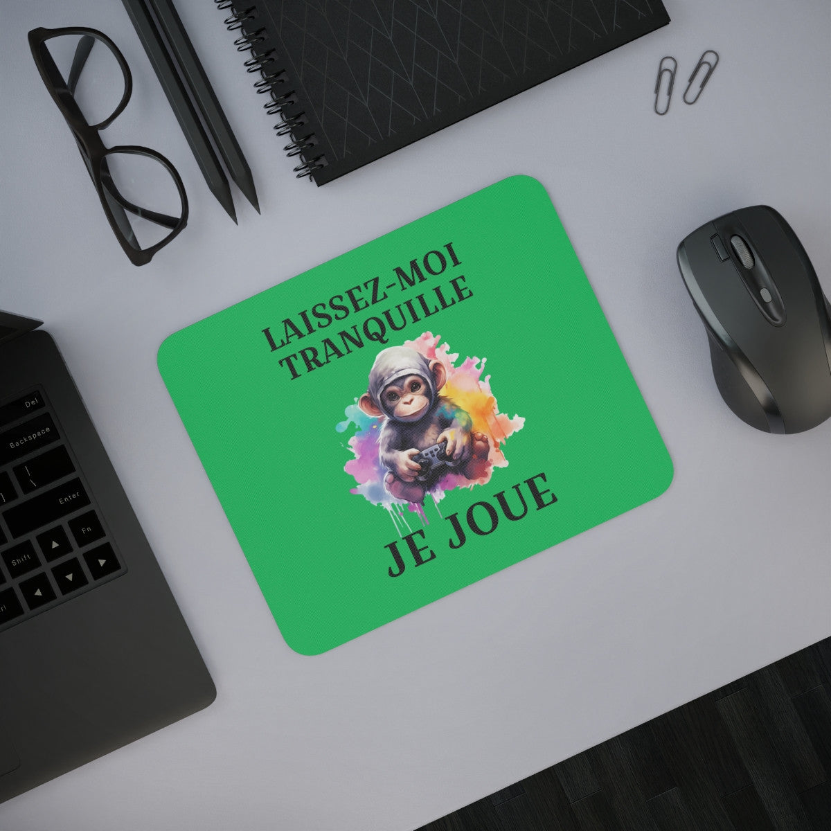 Tapis de souris 22x18 cm – Bébé Singe Gamer « Laissez-Moi Tranquille Je Joue » – Fond Vert