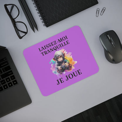 Tapis de souris 22x18 cm – Bébé Singe à Capuche « Laissez-Moi Tranquille Je Joue » – Fond Violet Clair