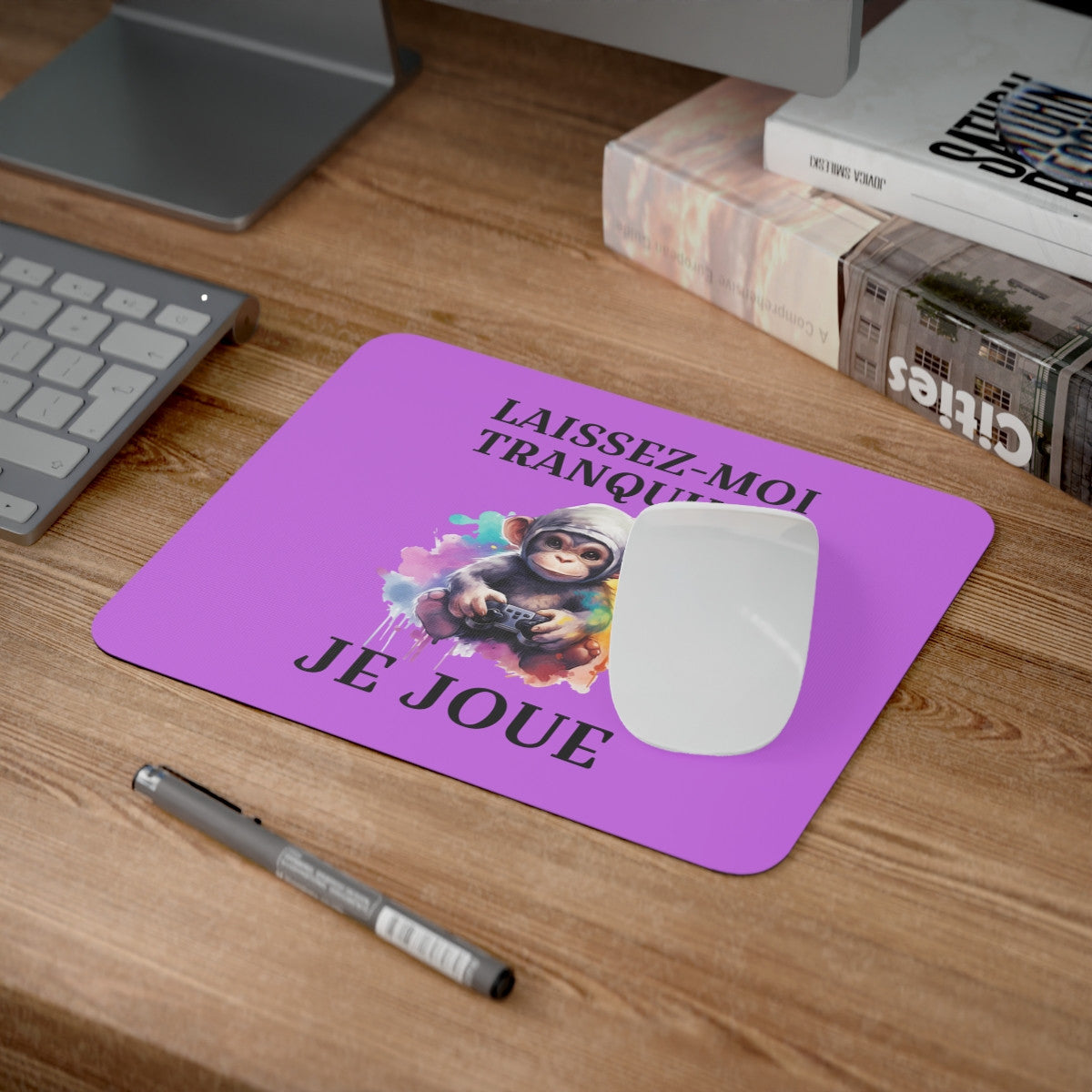 Tapis de souris 22x18 cm – Bébé Singe à Capuche « Laissez-Moi Tranquille Je Joue » – Fond Violet Clair