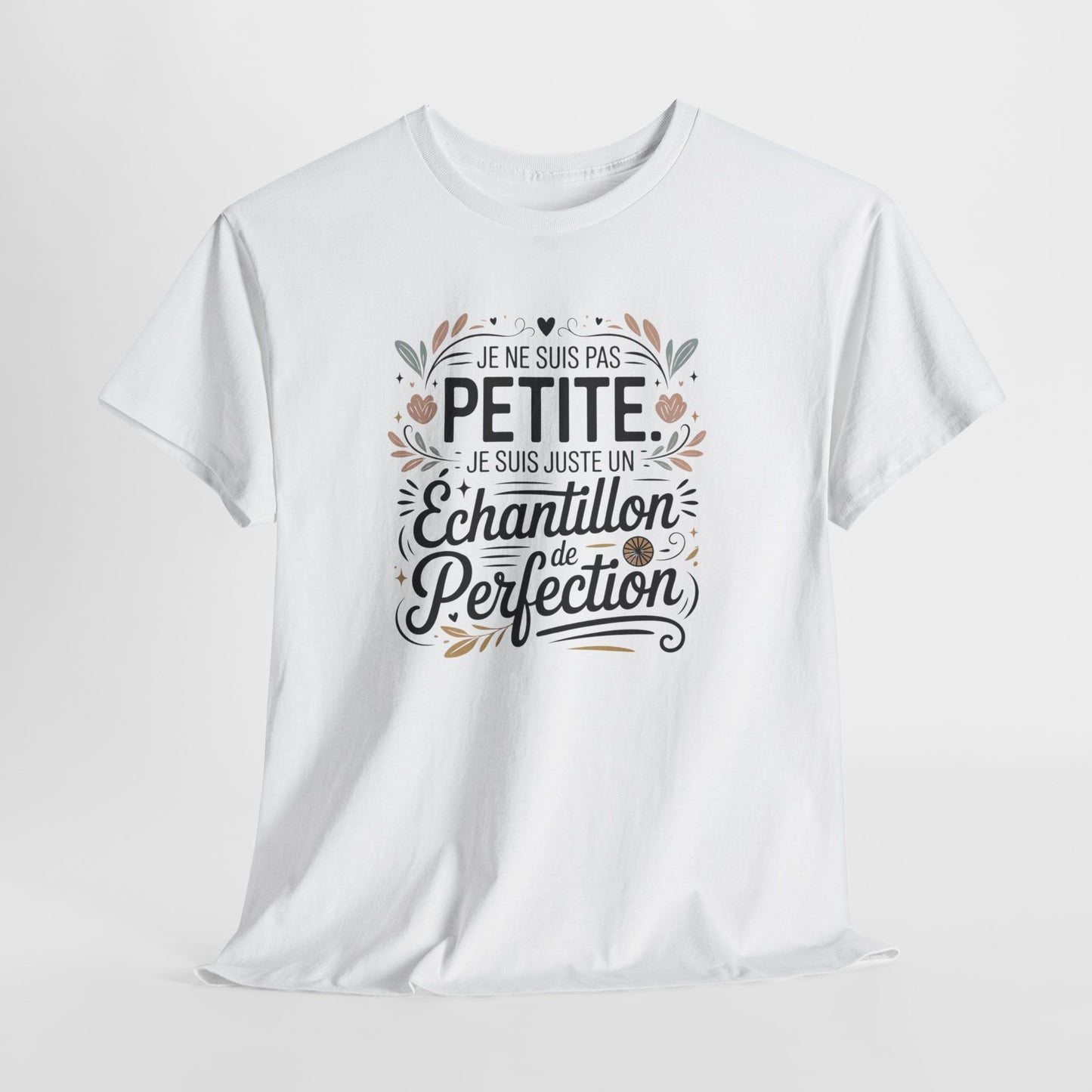T-Shirt Femme Citation "Je Ne Suis Pas Petite Je Suis un Échantillon de Perfection" – Design Floral Élégant