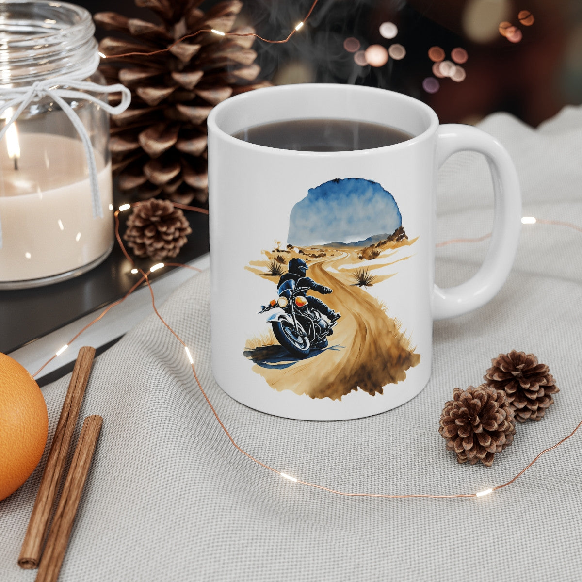 Mug Moto Route Désert – Pilote en Harley sur Chemin Sablonneux – Aventure Motard Vintage