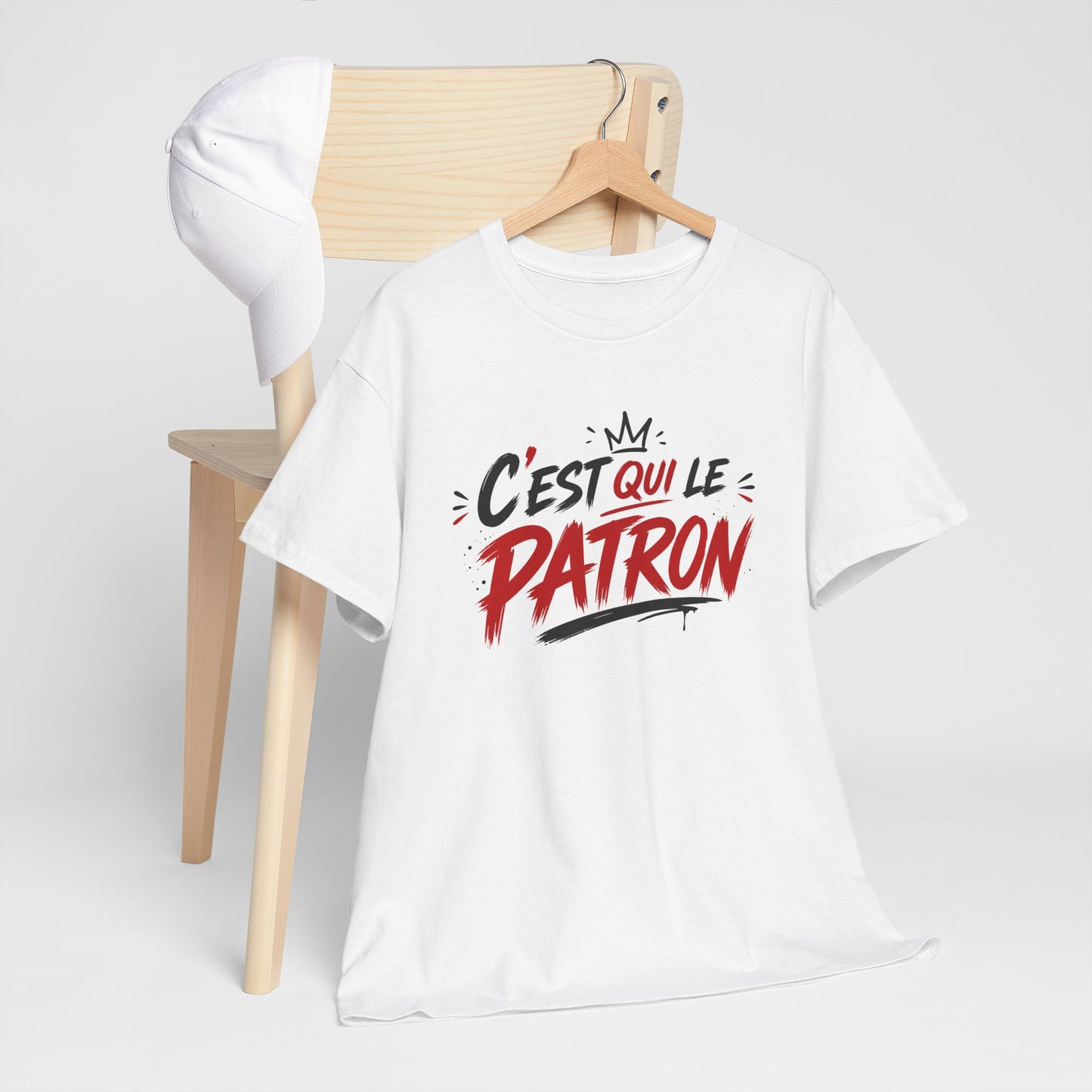 T-Shirt Homme C’est Qui Le Patron – Tee Shirt Humour Boss Rouge Blanc – Cadeau Homme Drôle