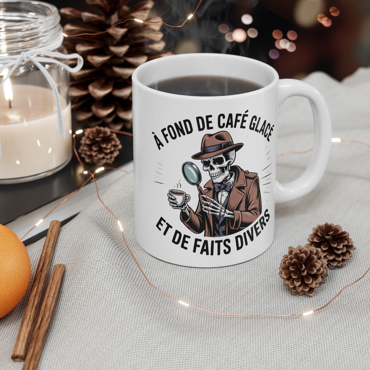 Tasse True Crime Café Glacé – Mug Squelette Détective Humour Noir 325ml – Cadeau Fan Faits Divers et Mystères