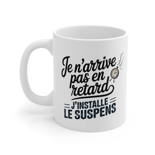 Tasse Je n’arrive pas en Retard – Mug Humour Ponctualité – J’installe le Suspens Céramique 325ml