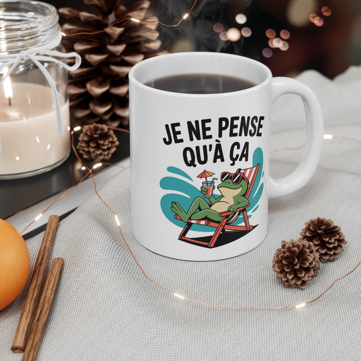 Mug “Je ne pense qu’à ça” – Grenouille Transat & Cocktail – Éclaboussures Bleues