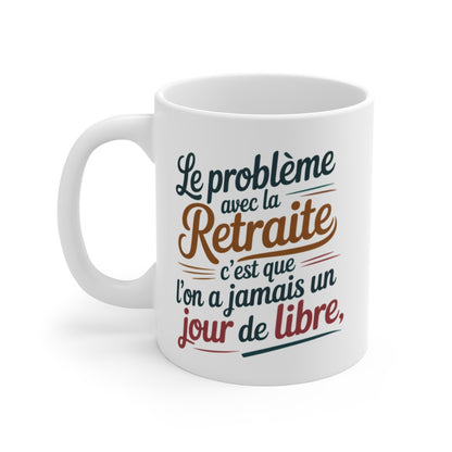 Mug Retraite Humoristique – “Jamais un Jour de Libre” – Cadeau Retraité Drôle – Tasse Céramique 325ml