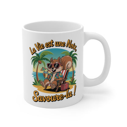 Mug Écureuil Plage – “La Vie est une Noix, Savoure-la” – Illustration Vacances & Détente – Tasse Céramique 325ml