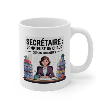 Mug Secrétaire – Dompteuse de Chaos – Illustration Humour de Bureau – Cadeau Original et Motivant