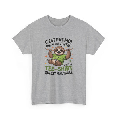 T-shirt Paresseux Drôle – "C’est le Tee-Shirt Qui Est Mal Taillé" – Tee-Shirt Blanc ou Gris Humour Détente Unisexe S à 3XL